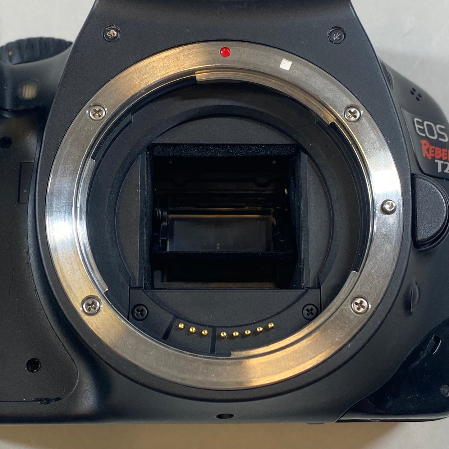 Canon EOS Rebel T2i 18.0MP Digital SLR DSLR Camera Body Only